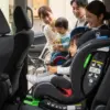 新型シエンタの広い車内でお子様をISOFIXチャイルドシートに乗せている家族。