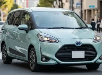 最新型のトヨタ・シエンタが日本の市街地を快適に走行している様子