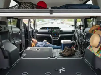 新型シエンタの荷室（カーゴスペース）の内壁にある、ユーティリティホールの複数の穴のクローズアップ。