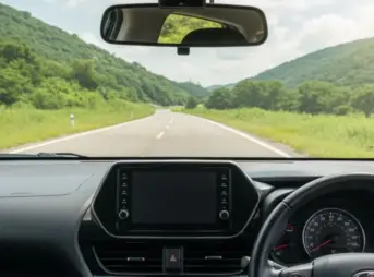 新型シエンタの車内で、ドライブレコーダーが設置されているルームミラー付近が明確に映っている。