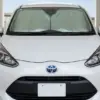 ガレージに駐車された白いシエンタに装着されたサンシェード。