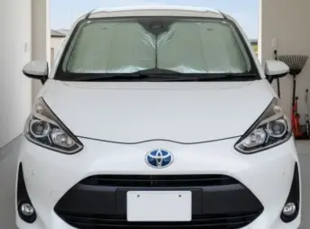 ガレージに駐車された白いシエンタに装着されたサンシェード。