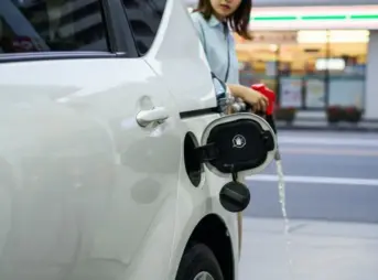 シエンタがガソリンスタンドで給油機の横に停車しているシーン