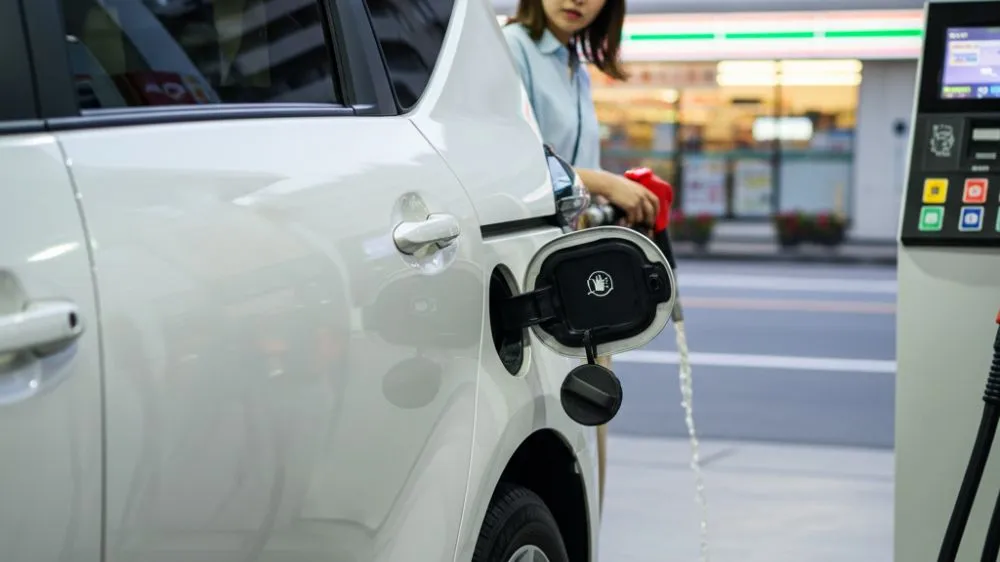 シエンタがガソリンスタンドで給油機の横に停車しているシーン