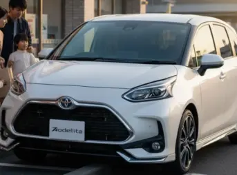 コンビニの駐車場で輪止めに接触しそうになっている白いシエンタモデリスタと、心配そうな表情で車を見ている家族（日本人）