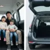 トヨタ・シエンタの3列目シートに座る日本人家族の様子と、3列目シートを収納して広くなった荷室の様子を並べたサムネイル画像。「シエンタの3列目は狭い!? 7人乗りの実態と賢い使い方 購入前に知るべき決定版」
