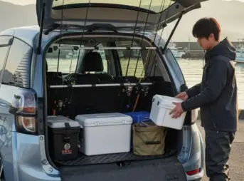 シエンタの広い荷室に、釣り竿やクーラーボックス、タックルボックスなどの釣り道具が綺麗に積載されている様子。釣りの準備が整った車の風景。