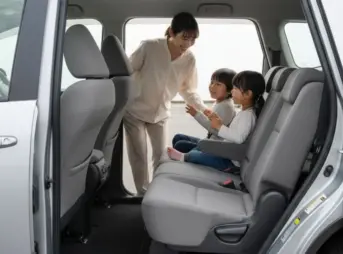 シエンタの2列目シートをタンブルさせ、3列目へのウォークインスペースを確保した状態の車内。