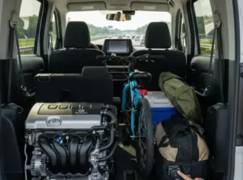 夏の暑い日、チャイルドシートに座るアジア人の子供が、車内で少し汗をかいて不快そうにしている様子。