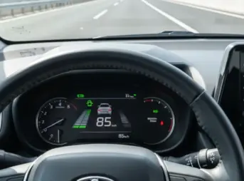 新型シエンタの運転席から見たデジタルメーターパネルと前方高速道路。レーダークルーズコントロールが作動し、車速85km/hで先行車を追従している様子。